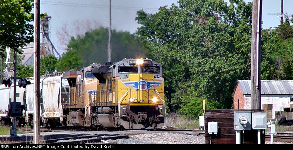 UP 8557 & 7691 racing South.